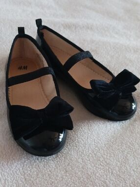 H&M Black Patent & Velvet Bow Mary Jane Flats